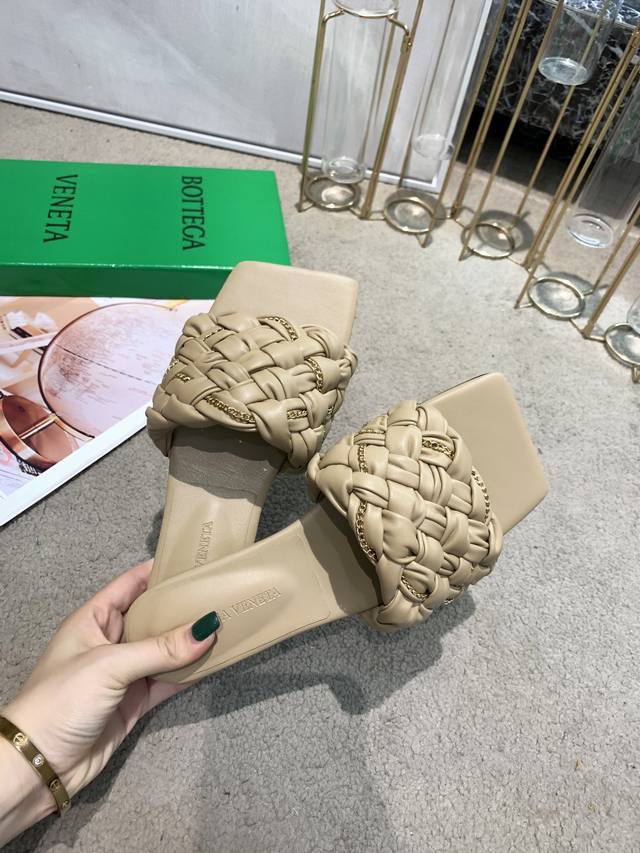 元。最新bv Bottega Veneta 新款交叉粗编织平底拖鞋 、面料：翻猪肠十进口金色链接。防真皮注塑大底。上脚超舒适、好看、美女必备！手工编织、开模原板