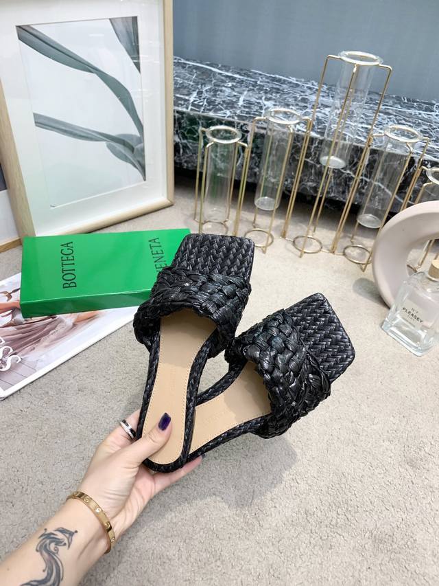 元！最新款： Bottega Veneta 纯手工编织草编质感拖鞋继续延续 、夸张的各种色调、必将影响穿搭界 、各个明星 、博主、争相试穿 此单品。个性鲜明 、