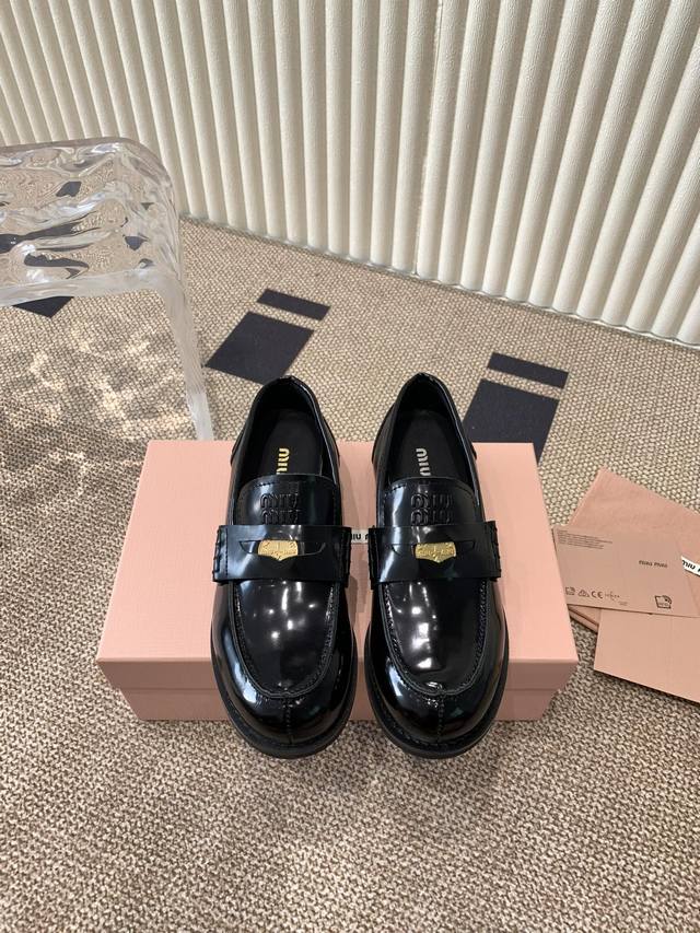 Miumiu 24Fw 走秀金币乐福鞋 Miu女孩们的新色乐福来啦！今年秋冬的复古做旧的新色 牛皮材质！今年miu爆火的不要不要的！都是那种做旧的皮质 穿上超好