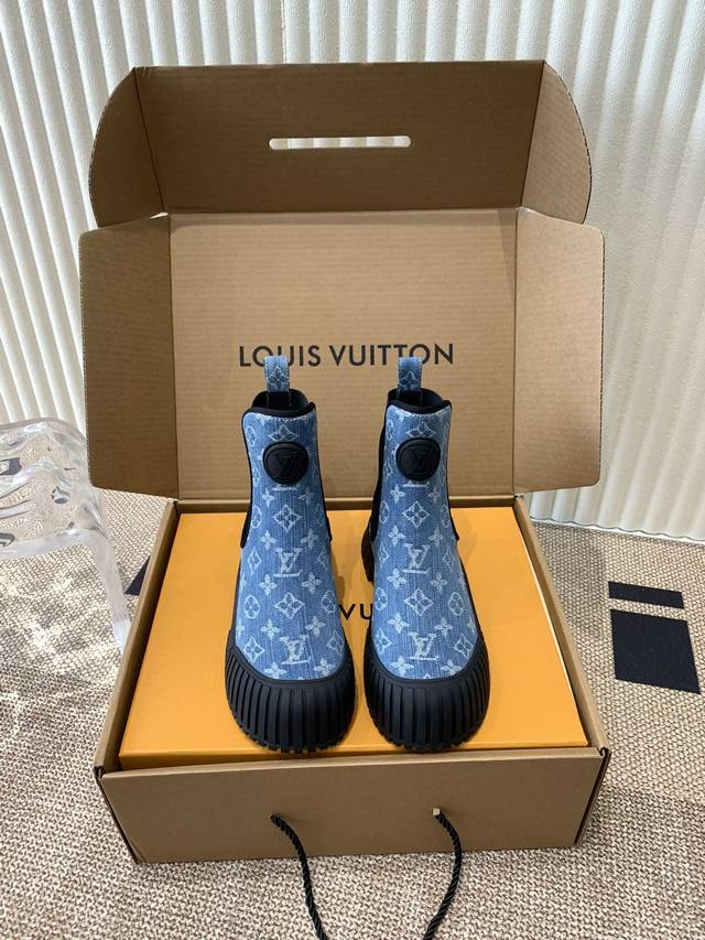 Louis Vuitton 高端定制1：1刻复 各大明星网红走秀款，百年经典 上脚舒适 搭配标识压纹皮革标签和耐磨皮革外底。 面料：开边珠牛皮 老花皮 黑色牛皮