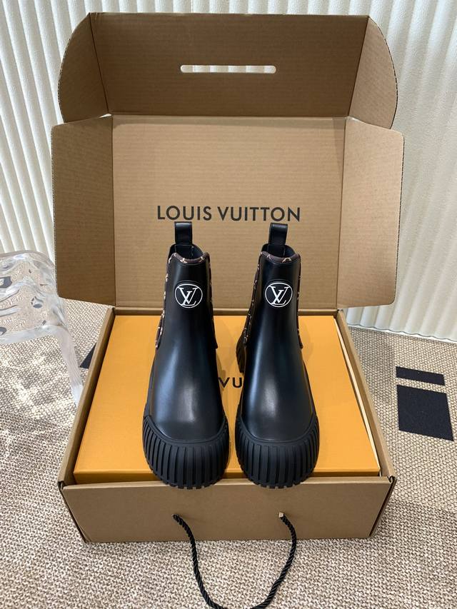 Louis Vuitton 高端定制1：1刻复 各大明星网红走秀款，百年经典 上脚舒适 搭配标识压纹皮革标签和耐磨皮革外底。 面料：开边珠牛皮 老花皮 黑色牛皮