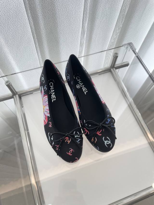 Chanel经典芭蕾舞鞋 皮底 ： Size：34 35 35.5 36 36.5 37 37.5 38 38.5 39 39.5 40 40.5 41 41.