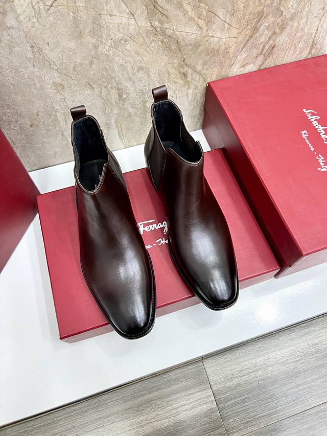 原单品质： 品牌：Ferragamo 菲拉格慕 偏大一码：男码38–44 45定做 等级：官网同款 高端男鞋 材料：原版牛皮 牛皮内里、原版大底 款式类别：切尔