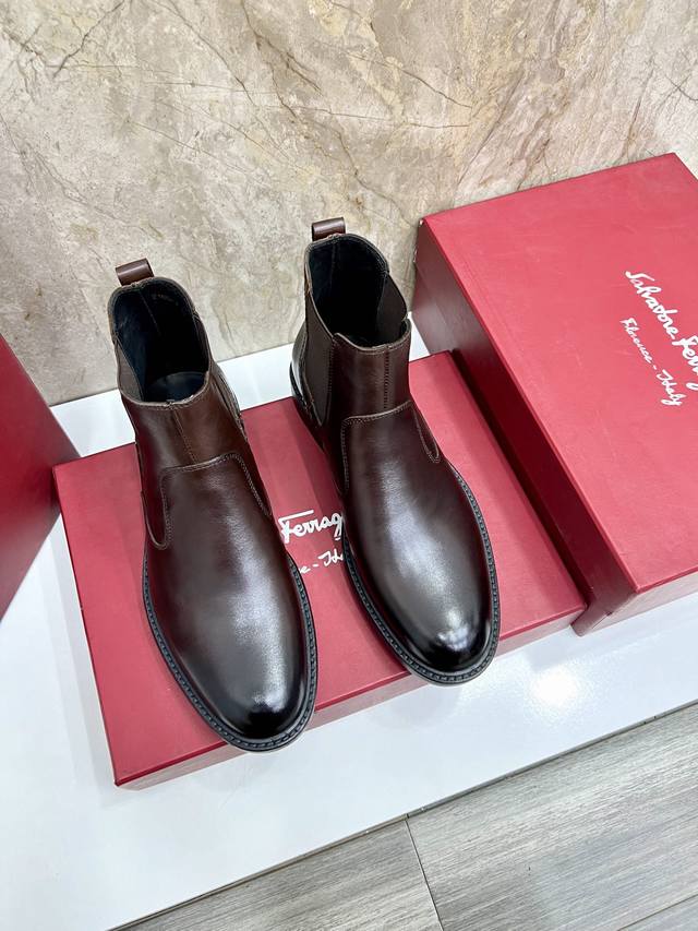 原单品质： 品牌：Ferragamo 菲拉格慕 偏大一码：男码38–44 45定做 等级：官网同款 高端男鞋 材料：原版牛皮 牛皮内里、原版大底 款式类别：切尔