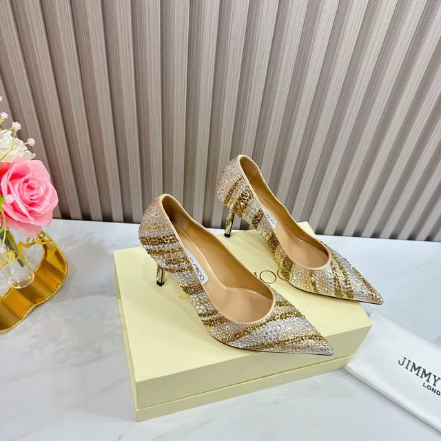 出厂 Jimmy Choo 吉米周 是一个非常全面之尊贵时尚生活品牌， 香港,美国等大时尚博主及明星的同款表带女士高跟，中跟，平跟后空凉鞋系列。 澳大利亚尖头