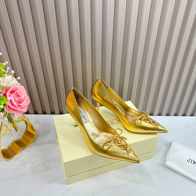 出厂 Jimmy Choo 吉米周 是一个非常全面之尊贵时尚生活品牌， 香港,美国等大时尚博主及明星的同款表带女士高跟，中跟，平跟后空凉鞋系列。 澳大利亚尖头