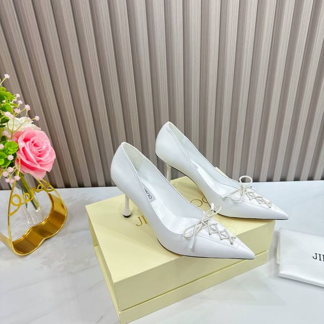 出厂 Jimmy Choo 吉米周 是一个非常全面之尊贵时尚生活品牌， 香港,美国等大时尚博主及明星的同款表带女士高跟，中跟，平跟后空凉鞋系列。 澳大利亚尖头