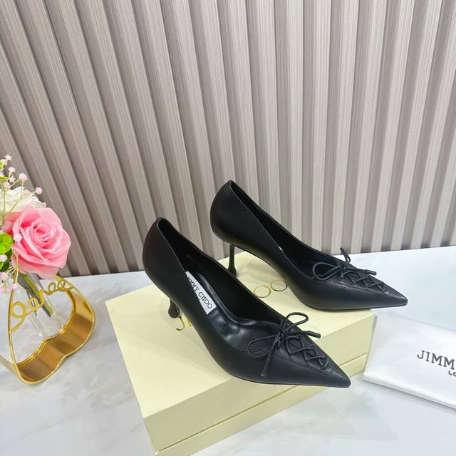 出厂 Jimmy Choo 吉米周 是一个非常全面之尊贵时尚生活品牌， 香港,美国等大时尚博主及明星的同款表带女士高跟，中跟，平跟后空凉鞋系列。 澳大利亚尖头