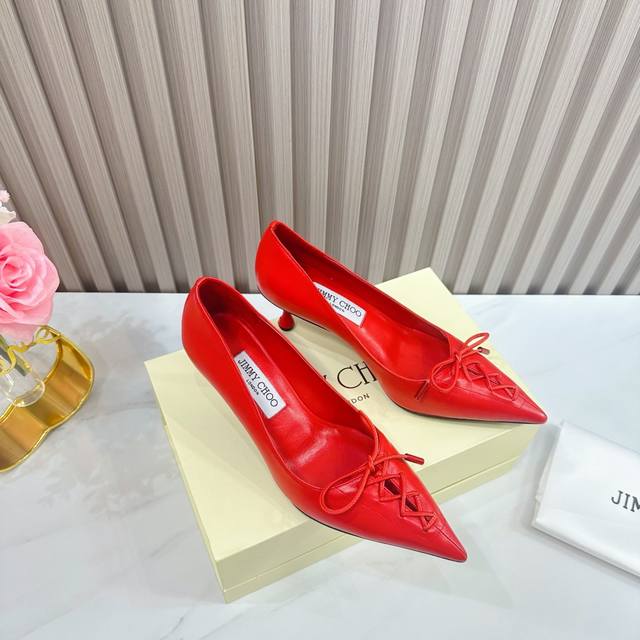 出厂 Jimmy Choo 吉米周 是一个非常全面之尊贵时尚生活品牌， 香港,美国等大时尚博主及明星的同款表带女士高跟，中跟，平跟后空凉鞋系列。 澳大利亚尖头