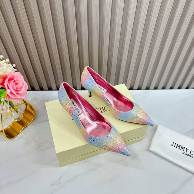 出厂 Jimmy Choo 吉米周 是一个非常全面之尊贵时尚生活品牌， 香港,美国等大时尚博主及明星的同款表带女士高跟，中跟，平跟后空凉鞋系列。 澳大利亚尖头