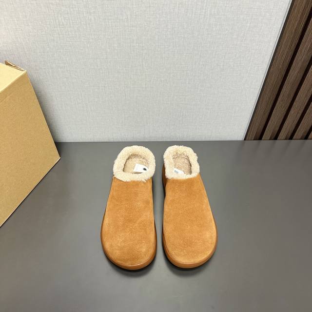 出厂: 独家顶级版本 Ugg~24Vs秋冬爆款松糕厚底休闲毛鞋系列 圆头半拖毛鞋 一款不会撞衫的鞋子、简约的隔板设计上斑点的大底、鞋面真丝卷毛、秋冬季必备款、无