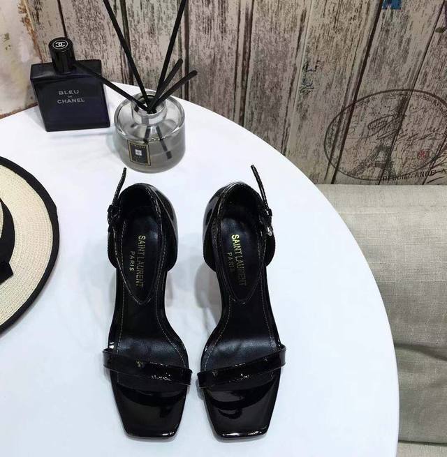 Saint Laurent 最新推出的 Opyum Sandals 凉鞋，它和经典的 Opyum Heels 鞋款类似，Ysl字母 Logo 鞋跟搭配方形鞋头，