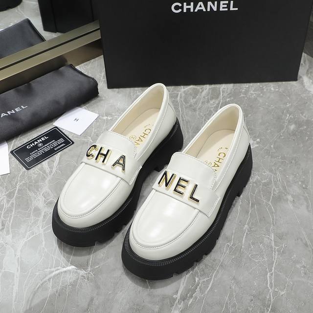 代购级 2044新品chanel香奈儿厚底字母logo 乐福鞋 香家这款乐福上脚非常大气，个性十足，我当成经典款开打，非常重视，必须做到最好。 原版开发了几个月