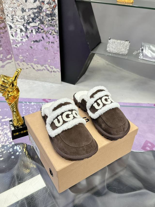 工厂价： Ugg 24刺绣logo拖鞋火爆来袭 一眼就上头的款式 胖胖的方圆头鞋 加上羊毛边边logo 憨憨的可爱，秋冬穿搭必备单品鞋身很轻巧 不论居家还是出街