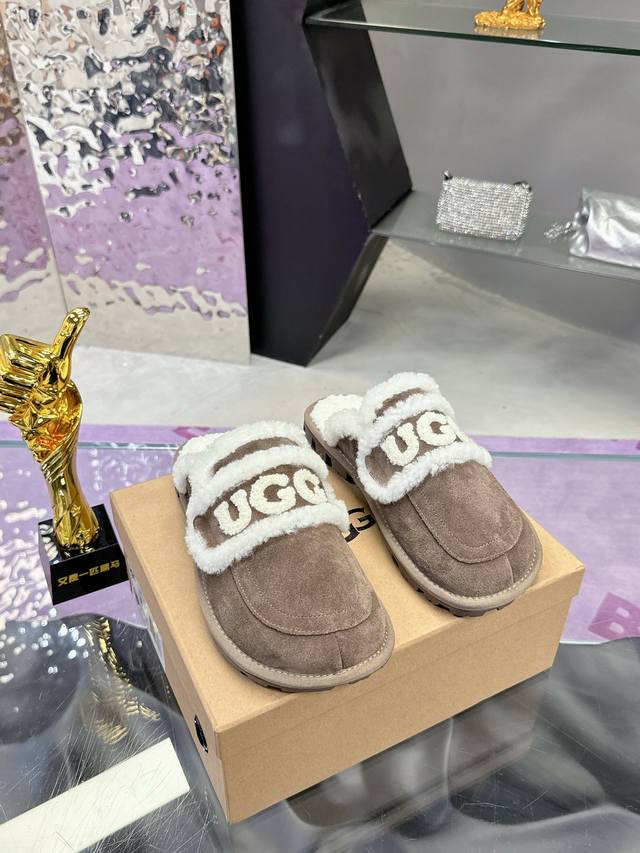 工厂价： Ugg 24刺绣logo拖鞋火爆来袭 一眼就上头的款式 胖胖的方圆头鞋 加上羊毛边边logo 憨憨的可爱，秋冬穿搭必备单品鞋身很轻巧 不论居家还是出街