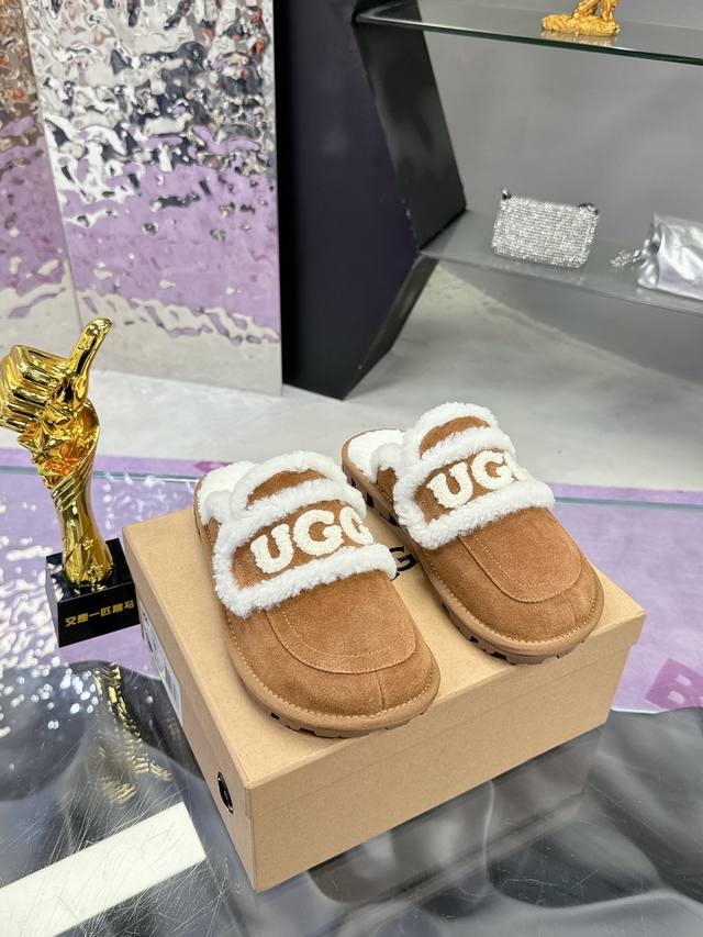 工厂价： Ugg 24刺绣logo拖鞋火爆来袭 一眼就上头的款式 胖胖的方圆头鞋 加上羊毛边边logo 憨憨的可爱，秋冬穿搭必备单品鞋身很轻巧 不论居家还是出街