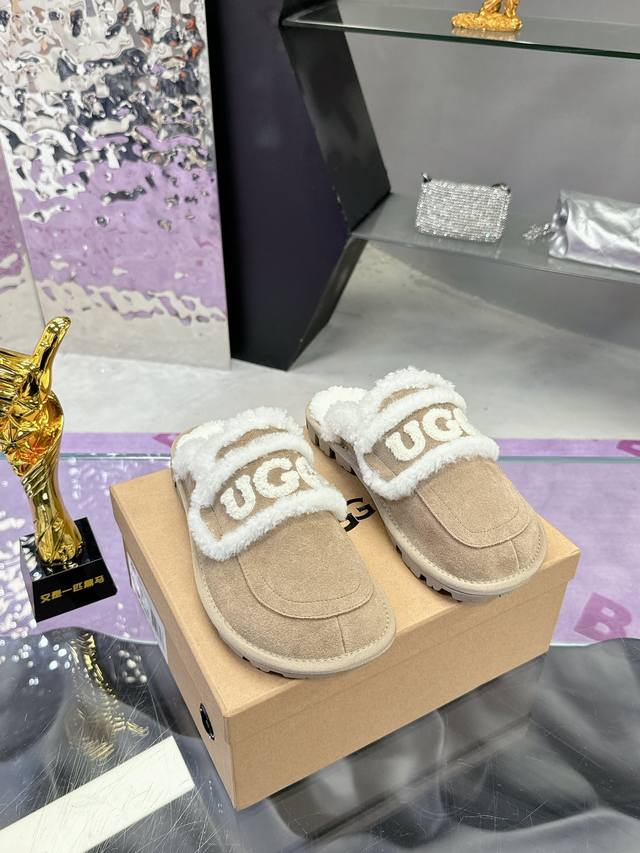 工厂价 : Ugg 24刺绣logo拖鞋火爆来袭 一眼就上头的款式 胖胖的方圆头鞋 加上羊毛边边logo 憨憨的可爱，秋冬穿搭必备单品鞋身很轻巧 不论居家还是出