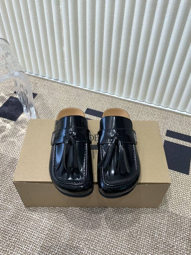 Jw Anderson 24Ss 潮牌新款 流苏厚底 情侣款 半托 英国小众品牌独特而不夸张的设计、不易撞款、每款鞋子都足以引领潮流、个性是j.W.的重要标示v