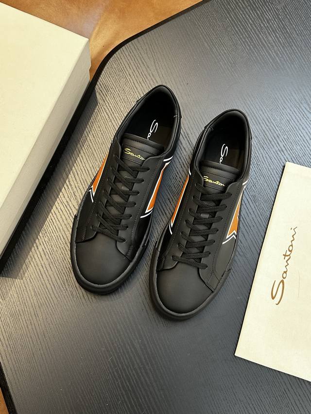 Santoni圣东尼 顶级p: Size: 男款39-44 38.45定做 Santoni 圣东尼 意大利男士休闲板鞋出货！这个意大利纯手工鞋履品牌的每一双鞋设