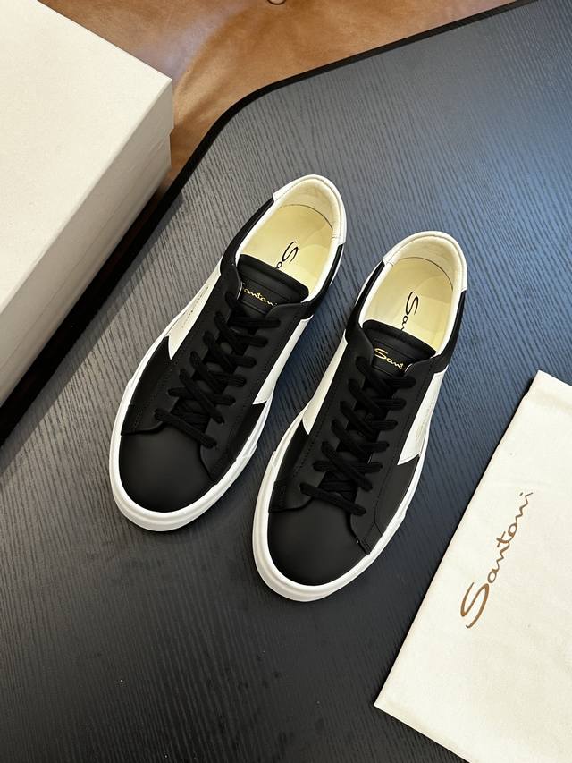 Santoni圣东尼 顶级p: Size: 男款39-44 38.45定做 Santoni 圣东尼 意大利男士休闲板鞋出货！这个意大利纯手工鞋履品牌的每一双鞋设