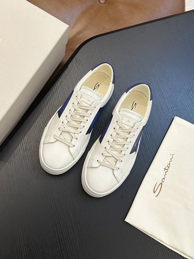 Santoni圣东尼 顶级p: Size: 男款39-44 38.45定做 Santoni 圣东尼 意大利男士休闲板鞋出货！这个意大利纯手工鞋履品牌的每一双鞋设