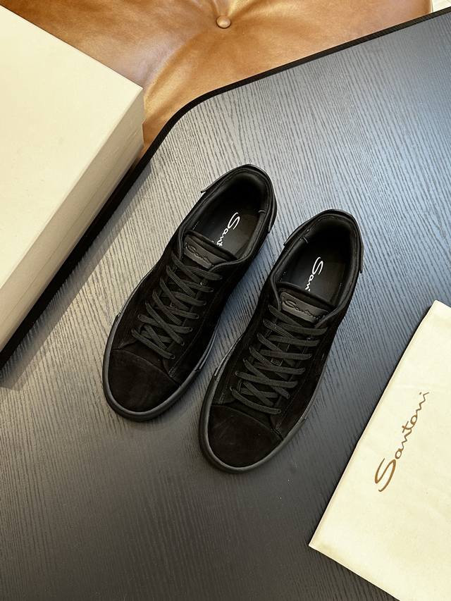 Santoni圣东尼 顶级p: Size: 男款39-44 38.45定做 Santoni 圣东尼 意大利男士休闲板鞋出货！这个意大利纯手工鞋履品牌的每一双鞋设