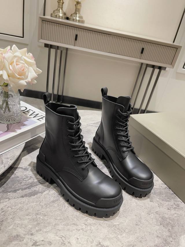 Balenciaga 巴黎世家新款strike系列德比鞋.马丁靴 颠覆了以往马丁靴重、硬、磨脚的缺点 采用原版同步头层哑光开边珠小牛皮 上脚舒适 个性帅气的的同