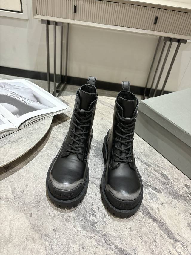 Balenciaga 巴黎世家新款strike系列德比鞋.马丁靴 颠覆了以往马丁靴重、硬、磨脚的缺点 采用原版同步头层哑光开边珠小牛皮 上脚舒适 个性帅气的的同