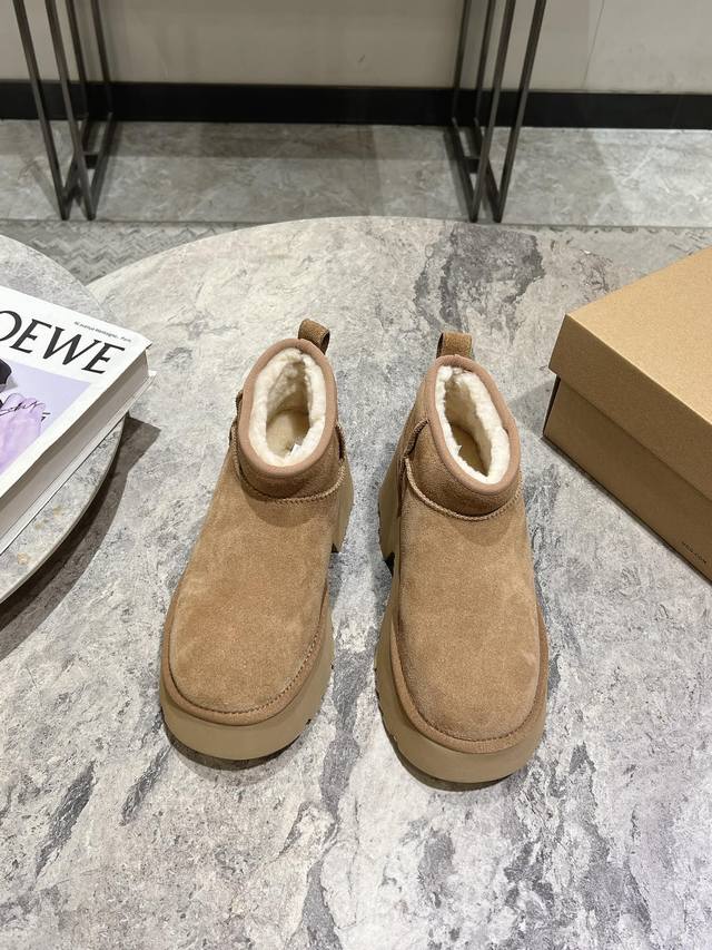 Ugg 24Ss新品mini迪普厚底坡跟雪地靴 这无法抗拒的新时尚～今年的厚底系列真的是小个子的福音 轻便好穿，要温暖更要大长腿！显的腿超长，休闲又时髦，踩上去