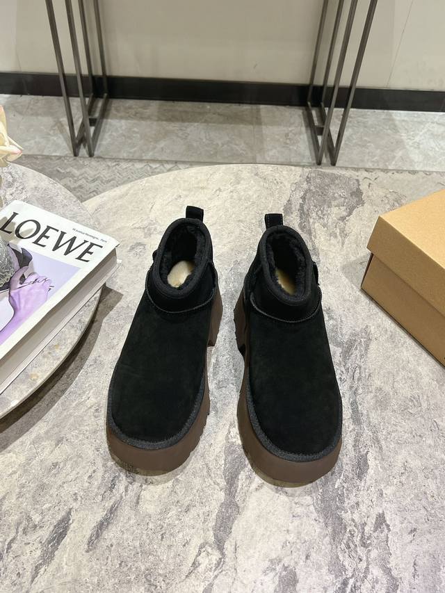 Ugg 24Ss新品mini迪普厚底坡跟雪地靴 这无法抗拒的新时尚～今年的厚底系列真的是小个子的福音 轻便好穿，要温暖更要大长腿！显的腿超长，休闲又时髦，踩上去