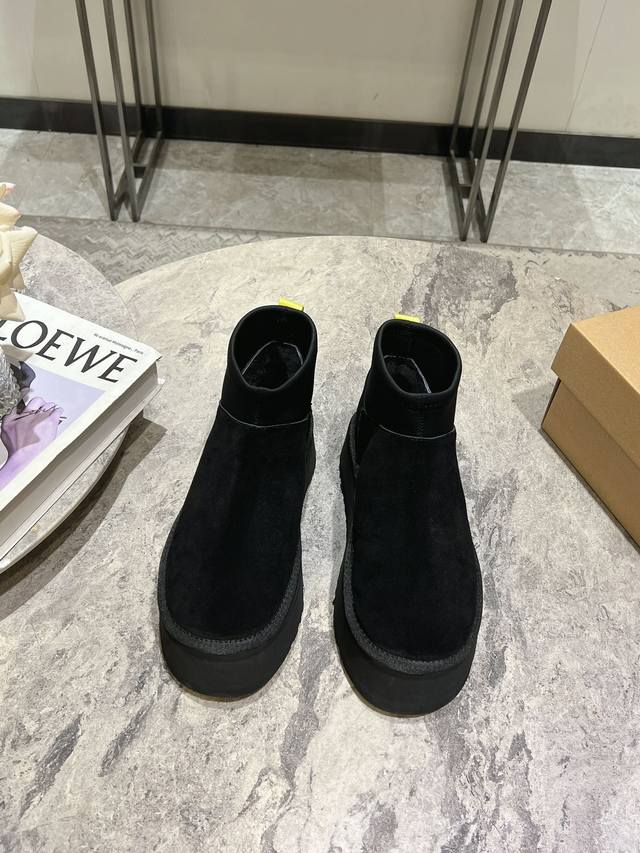 Ugg 24Ss新品厚底弹力雪地靴 这无法抗拒的新时尚～今年的厚底系列真的是小个子的福音 轻便好穿，要温暖更要大长腿！显的腿超长，休闲又时髦，踩上去像掉进云一样