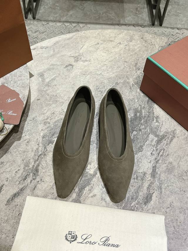 Loro Piana Lp 尖头平底单鞋 Loro Piana 乐悠翩雅 24春夏女巫复古平跟乐福鞋单鞋！ Lp是意大利顶级奢侈品牌 低调奢华 设计都是一贯纯色