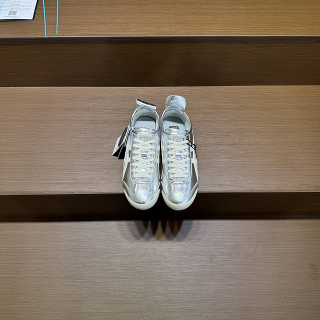 Onitsuka Tiger Mexico 66 Paraty 百搭单品 板鞋 Mexico 66是鬼冢虎旗下最经典的款式，李小龙最喜欢的一款训练鞋休闲鞋！鞋身