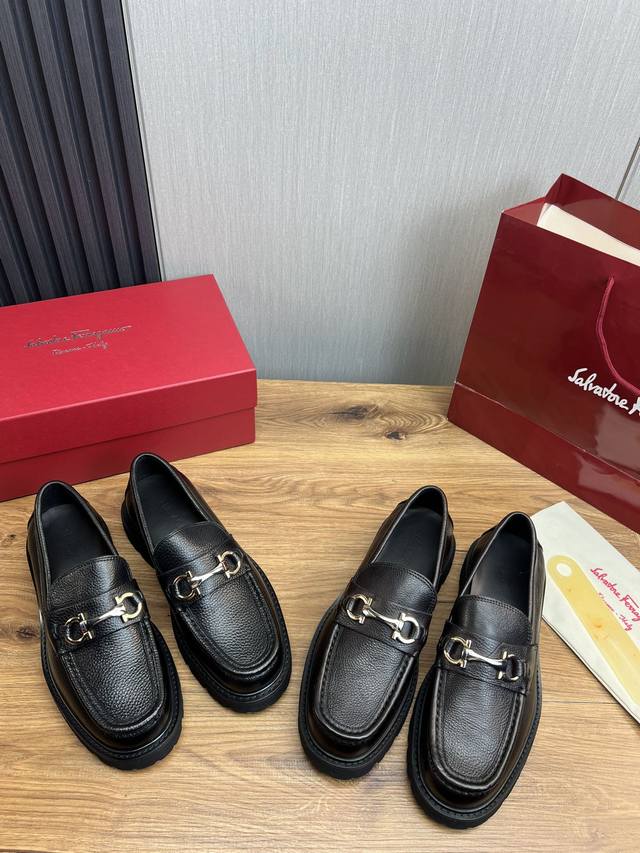 工厂价 菲拉格慕. Ferragamo 男士厚底乐福鞋，最新爆款，1:1原单代购品质，顶级狠货，鞋面进口开边珠牛皮，手工立体缝线凸显是圆形鞋头设计，内里垫脚均采