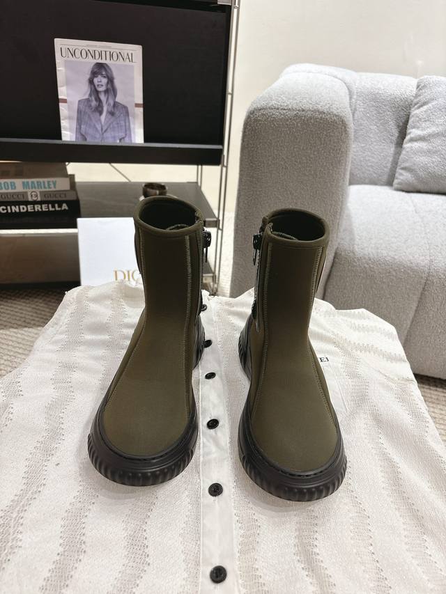 代购级dior 24Ss 秋冬弹力布 帅气靴子采用别具一格的设计元素打造醒目的外观 采用黑色科技面料打造，可轻松穿脱。从 Dior Book Tote 手袋汲取