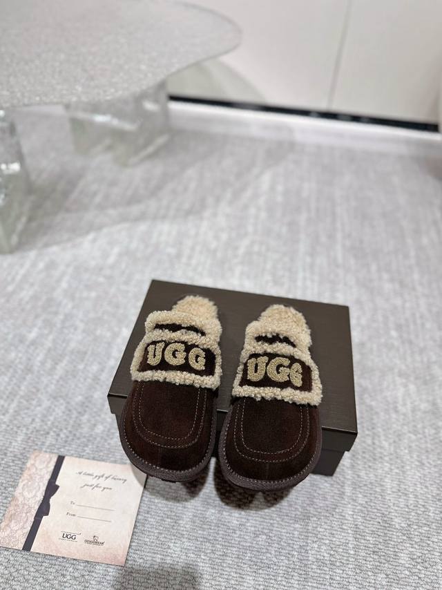 工厂价 Ugg毛毛拖秋冬神器 Lisa 海莉 Jennie同款24Ss专柜爆单品.品牌logo茸茸毛点缀鞋面彰显呆呆可爱. 上脚显高拉腿长. 更是成为寒冬流行穿