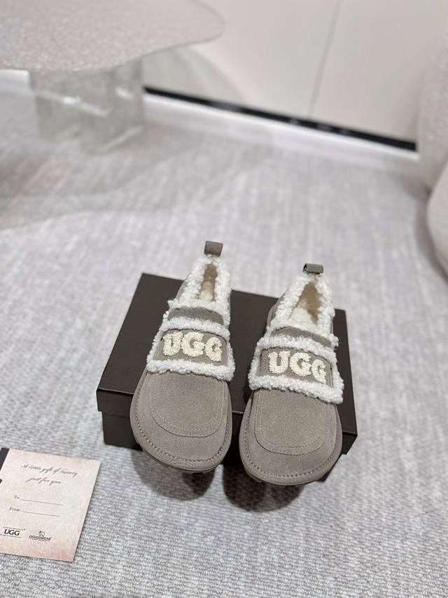 工厂价 Ugg毛毛鞋秋冬神器 Lisa 海莉 Jennie同款24Ss专柜爆单品.品牌logo茸茸毛点缀鞋面彰显呆呆可爱. 上脚显高拉腿长. 更是成为寒冬流行穿