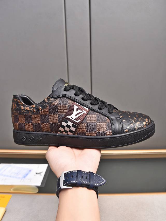 新品 商品商标：Lv* 路易威* 休闲鞋 正码码数: 38-44 可订做45 商品材料：鞋面1:1材质羊皮里，橡胶耐磨大底。