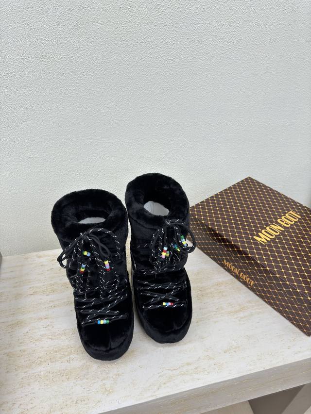 高筒 圣诞款 Moon Boot 月亮靴 王鹤棣虞书欣也在穿的单品 黑色 是谁在秋天就开始期待滑雪了 解锁王鹤棣虞书欣等 一众明星都在穿的滑雪必入单品 Moon