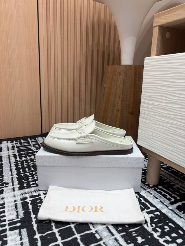 皮里 - 24Ss新款dior Boy 穆勒鞋包头半拖鞋 这款 Dior Boy 穆勒鞋于二零二四秋冬成衣系列发布秀上全新亮相，融入 Dior 非凡的精湛工艺，