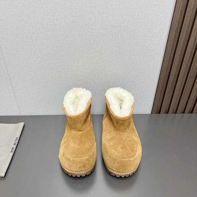 出厂:情侣 独家顶级版本 Balenciag*巴黎世*家 Vs秋冬雪地靴系列 胖嘟嘟雪地短靴 巴黎世家今年又出战靴！胖嘟嘟这么可爱啊！黑暗系的雪地靴真的太显瘦了