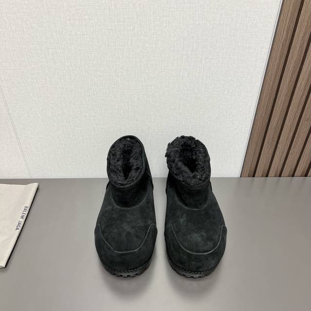 出厂:情侣 独家顶级版本 Balenciag*巴黎世*家 Vs秋冬雪地靴系列 胖嘟嘟雪地短靴 巴黎世家今年又出战靴！胖嘟嘟这么可爱啊！黑暗系的雪地靴真的太显瘦了