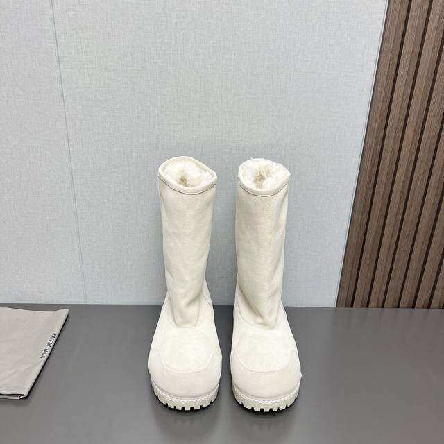 出厂:情侣 独家顶级版本 Balenciag*巴黎世*家 Vs秋冬雪地靴系列 胖嘟嘟雪地高靴 巴黎世家今年又出战靴！胖嘟嘟这么可爱啊！黑暗系的雪地靴真的太显瘦了