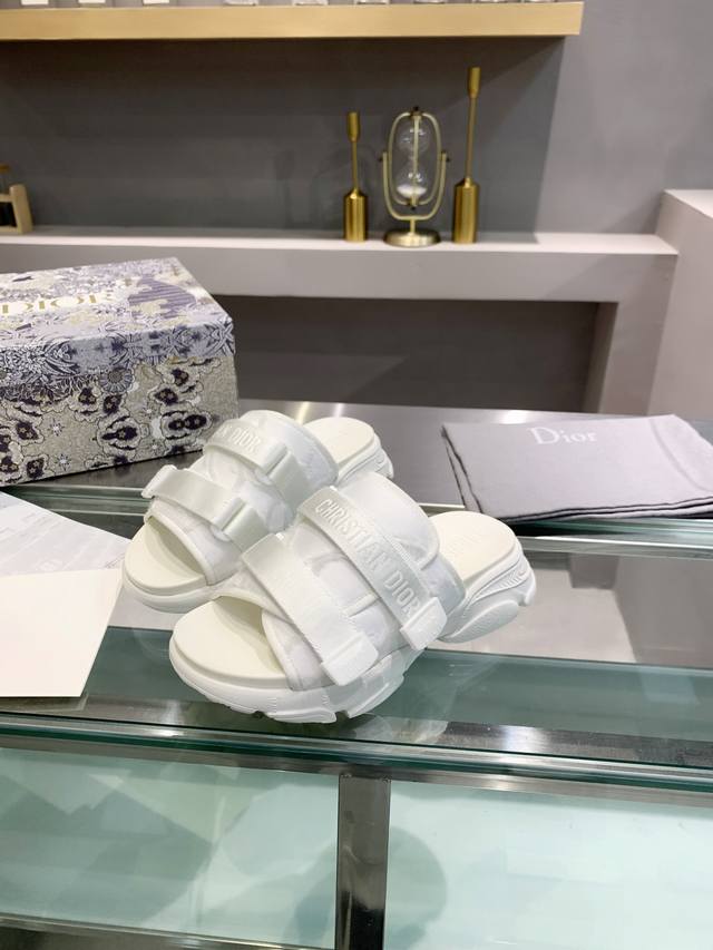 Dior 迪奥 Shoes 拖鞋厚底一个女p孩的身份证明六 个 字 母[帮派女p孩专属]别样初夏，内心裹藏蓄势待发的自由跳脱居家舒适圈，街拍变得不知所错快查收这