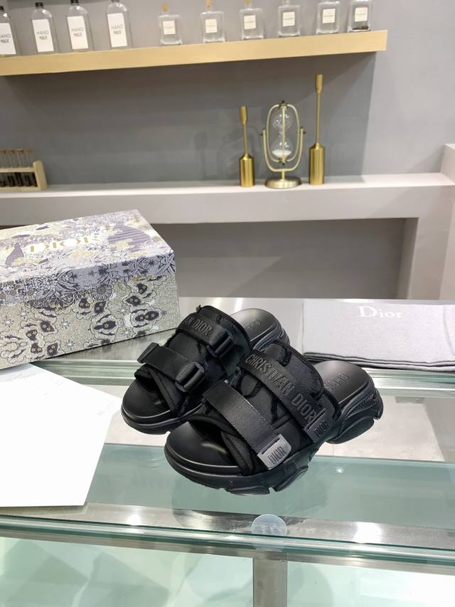 Dior 迪奥 Shoes 拖鞋厚底一个女p孩的身份证明六 个 字 母[帮派女p孩专属]别样初夏，内心裹藏蓄势待发的自由跳脱居家舒适圈，街拍变得不知所错快查收这