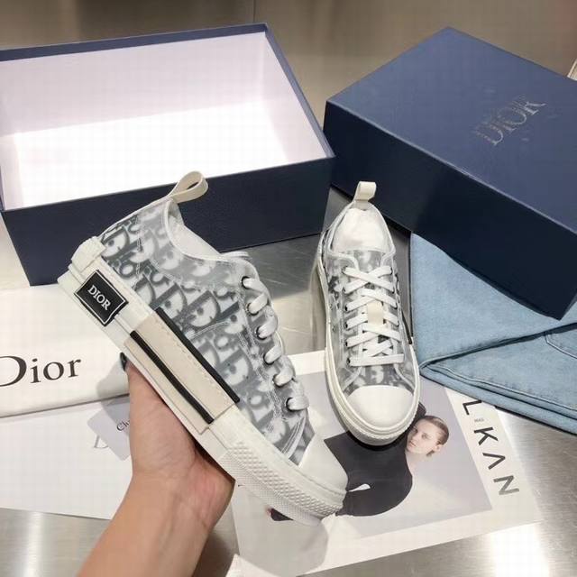 女 男 Dior 迪奥 顶级版本情侣款 鞋面：采用独家定制原版磨砂珍珠闪pvc半透明胶片拼接迪奥品牌专用logo面料十电绣logo 大底：独家私模与原版一致tp