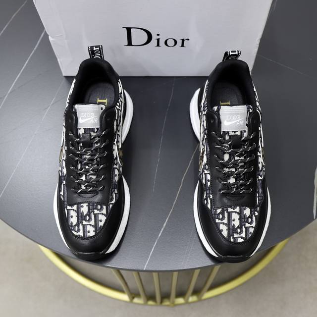 出厂价： 品牌：迪奥dior 标准码：38-44 45订做 等级：官网同款 材料：原版面料 舒适内里 轻便耐磨柔软大底 款式类别：男士时尚休闲鞋 跑步 运动鞋