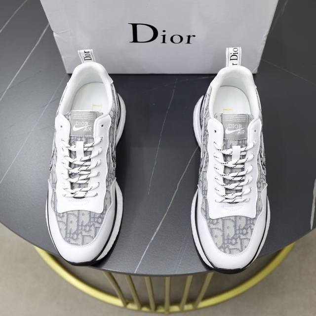 出厂价： 品牌：迪奥dior 标准码：38-44 45订做 等级：官网同款 材料：原版面料 舒适内里 轻便耐磨柔软大底 款式类别：男士时尚休闲鞋 跑步 运动鞋