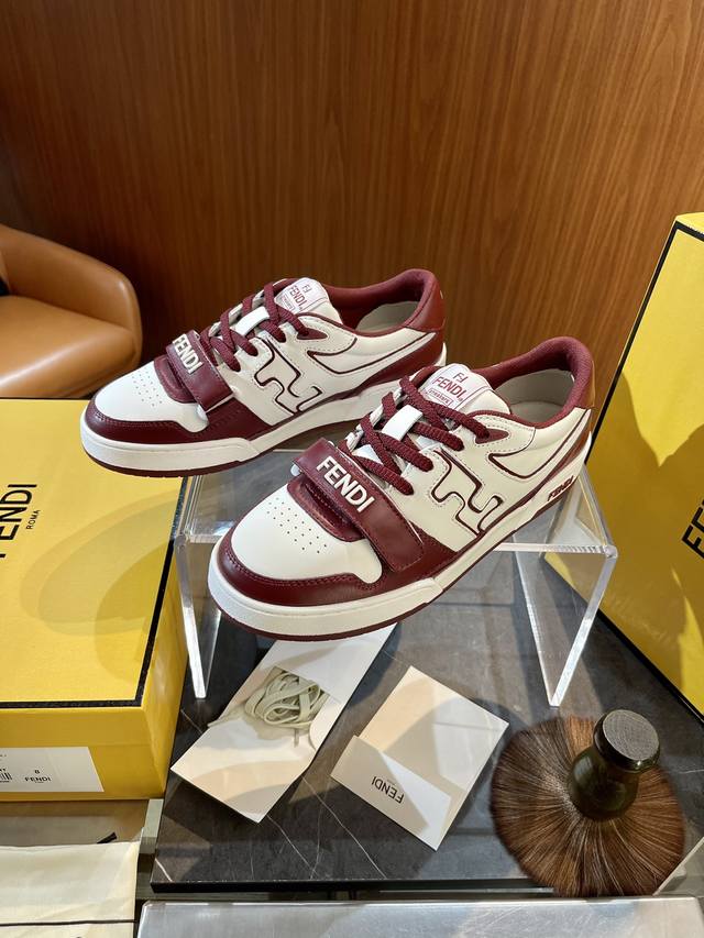 Fendi 芬迪match系带男款运动鞋。 Size；39~44 38.45定制 真皮牛皮饰以白色皮细节。橡胶鞋底，侧面带fendi字样。意大利制造 材质： 1