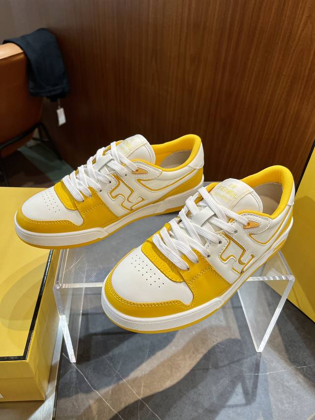 Fendi 芬迪match系带男款运动鞋。 Size；39~44 38.45定制 真皮牛皮饰以白色皮细节。橡胶鞋底，侧面带fendi字样。意大利制造 材质： 1